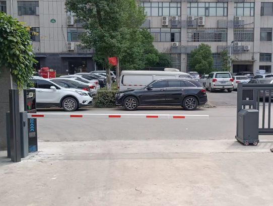 粒空間企業(yè)孵化器中心無人值守車牌識別系統(tǒng)投入使用。