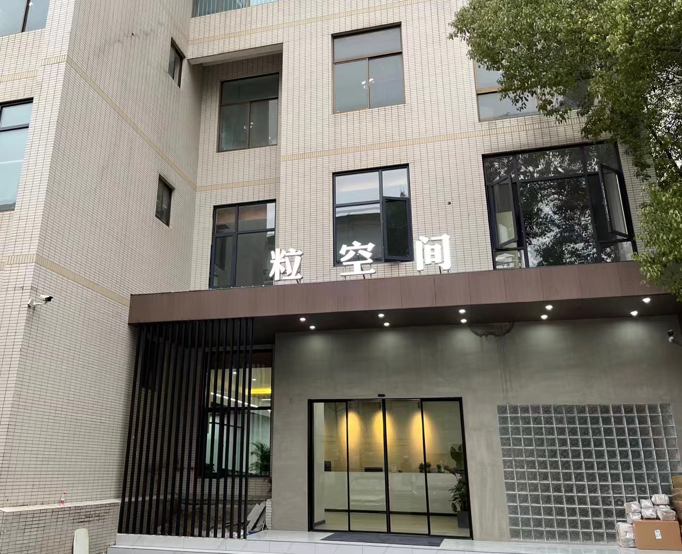 現(xiàn)代企業(yè)城-?？臻g 門禁、監(jiān)控、網絡、背景音樂等交付使用。